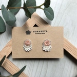 《SALE》刺繍とビーズ刺繍・お花のブーケピアス/イヤリング（ペールピンク）