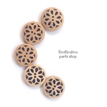 【入荷しました】20㎜ ウッドボタン❤︎花型透かし模様（ナチュラル）❤︎5pcs-195