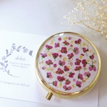 押し花を散りばめたピルケース