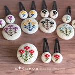 お花（赤色）の刺繍くるみボタン（ブローチ・ヘアゴム・ぱっちんどめ・マグネット）