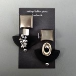 シルバースクエアボタンとマットブラックのアシンメトリーピアス