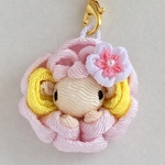 【つまみ細工】桜をつけた羊のストラップ