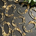 【4個】 クリア ゴールド 金箔 不規則 変形 チャーム 1穴
