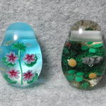 青空に咲くゼニアオイの花＋苔とキノコ(訳ありセット) とんぼ玉 ガラス No1469