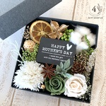 【2019母の日】５月１２日はmother's day✴︎　ローズ・カーネーションフラワーボックス（イエロー＆ホワイト）　フレグランスソープフラワー使用（カーネーション）　母の日　プリザーブドフラワー
