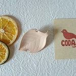 ヌメ革の葉　ブローチ