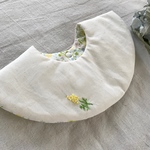 ミモザ刺繍のナチュラルスタイ