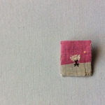 染色と刺しゅう ブローチ 「どこかで咲いた」 