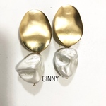 変形マットゴールド×淡水パールピアス