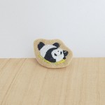  じたばたコパンダブローチ
