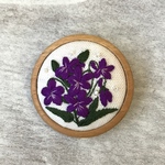 45mm木枠刺繍ブローチ すみれ