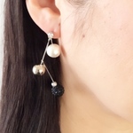 コットンパールとメタルボールのジグザグピアス イヤリング