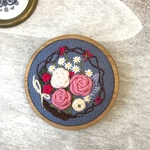 55mm木枠刺繍ブローチ フラワーアレンジメント
