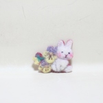 パンジーとうさぎちゃんのブローチ　羊毛フェルト刺繍