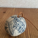 ひも付きボール  生成り地×紺柄