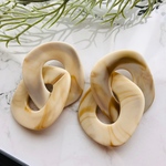 大ぶりアクリルチェーンピアス