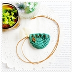 送料無料；よつば グリーン Crochet・首かけ 巾着袋 ペンダント・ミント エメラルド 大人かわいい ナチュラル ガーリー クローバー チャーム 幸運・お守り袋 小銭入れ・ニット小物 手編み