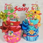 sassyタオル、オーボール付き2段　ミニタオルに名入れ刺繍出来ます　カラフルなおむつケーキ　出産祝いや誕生日祝いに！
