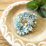  陶器で出来たリースのブローチ(一点物)