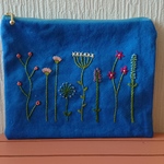野の花ガーデン刺繍　フラットポーチ　ミディアムブルー