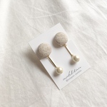 イヤリング/ピアス　クリームグレーくるみボタン×コットンパール 揺れる