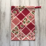 縦 26cm × 横 18cm・巾着袋・縦長巾着袋 ・コップ袋・歯ブラシセット袋・小物入れ・マスク袋・いちご柄・小学校　幼稚園　ピンク系