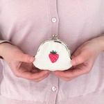 【再販】いちごの手刺繍ミニがま口