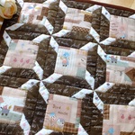 チョコレート色のパッチワークキルト　タペストリー