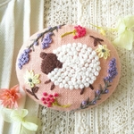 刺繍ブローチ★風が吹いたよ♪♪モケモケ羊