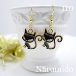 送料無料♯ 110☆黒猫ちゃんのピアス☆（金属ピアス）ハンドメイド