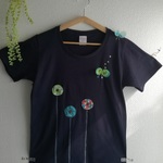肩にちょうちょがとまったTシャツ（ネイビー）