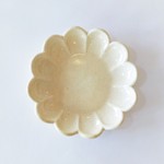 花形の取り皿（クリーム色）