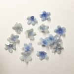 ピアスに！【30枚】 ミニミニ  花びらパーツ  パステルブルー