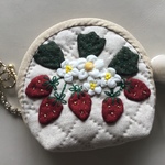 (sale)♪ふっくらいちごのアップリケ ポーチ （生成り）