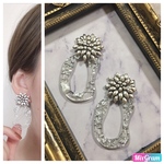 シルバーアンティーク調フラワー×銀箔クリア歪みアクリルピアス