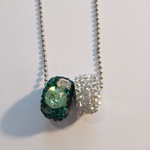 エメラルド色とクリスタル色のダブルロンデルネックレス