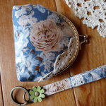 ＜ayumiebi様専用＞がま口小銭入れとキーホルダー（薔薇・ブルー）