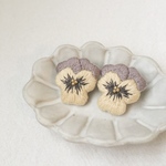 viola earrings/yellow