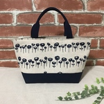 ネイビーの花柄トートバッグ