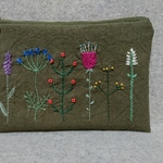 野の花刺繍　カーキ色のフラットポーチ