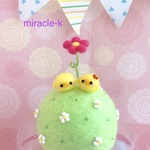 ヒヨコくんカップル、白いお花畑にピンクのお花を咲かせました！