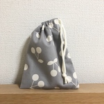 モノトーンさくらんぼ柄のコップ袋 巾着袋