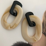 ベージュオーバルアクリルピアス