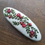 「赤い花」刺繍のバレッタ