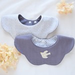 北欧風小鳥の手刺繍☆女の子にも男の子にもおすすめ花びらスタイ