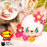 桜の花飾りをつけた白猫ちゃんのキーホルダー（bc775-253 ）