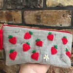 イチゴの刺繍ファスナーポーチ♡