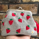 イチゴの刺繍がま口ポーチ♡