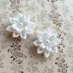 つまみ細工お花のチャーム白