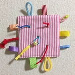 ひっぱる！摘む★カシャカシャ★タグ★布おもちゃ★ピンク